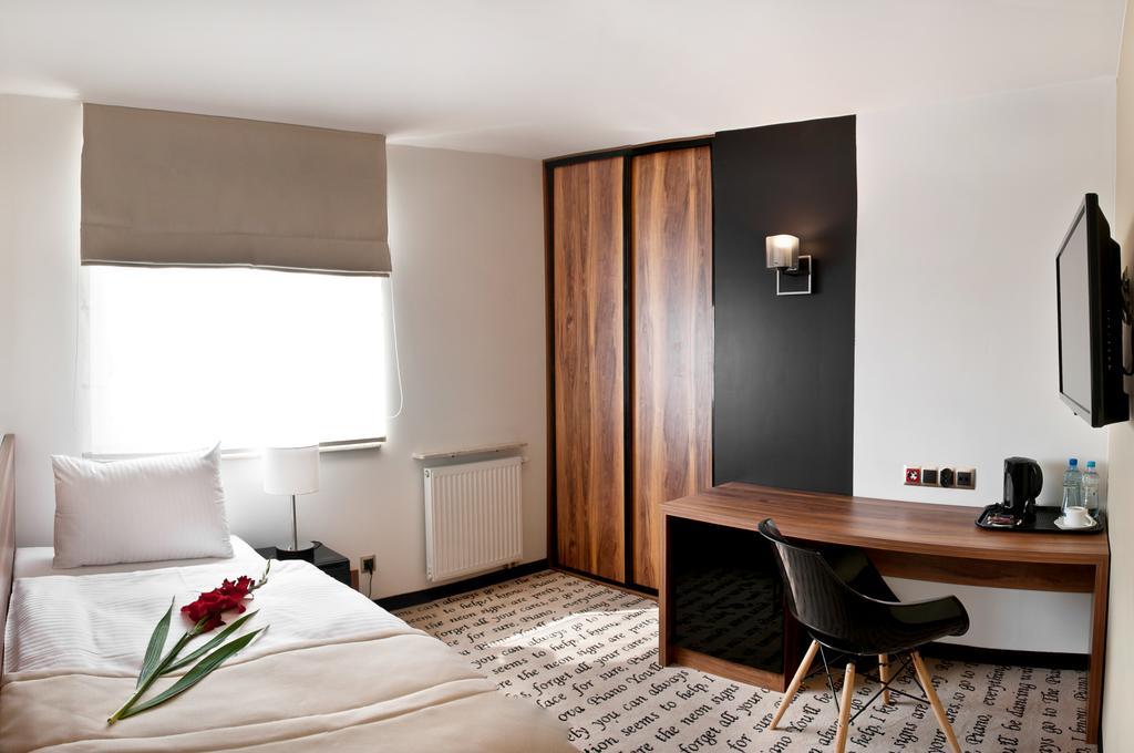 Hotel Piano Lublin Habitación foto